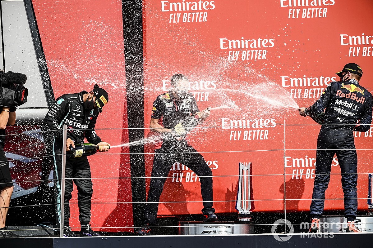 Hamilton lazán felkapta a futam után a győzelemért járó trófeát