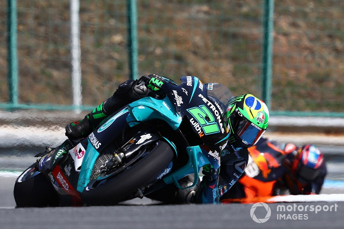 Képen az óriási MotoGP-s baleset Ausztriából: Rossit is sokkolta az incidens!