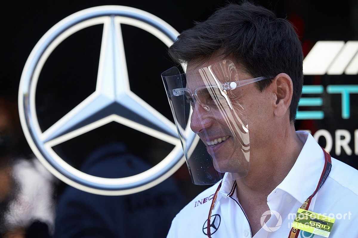 «Выехали наполовину беременными». Вольф о темпе Mercedes в пятницу