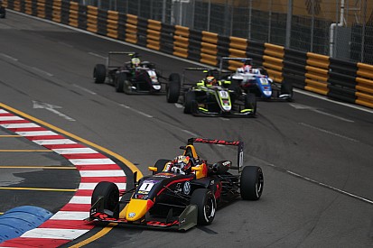 Ticktum vence corrida classificatória após desviar de cachorro