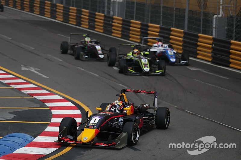Ticktum vence corrida classificatória após desviar de cachorro
