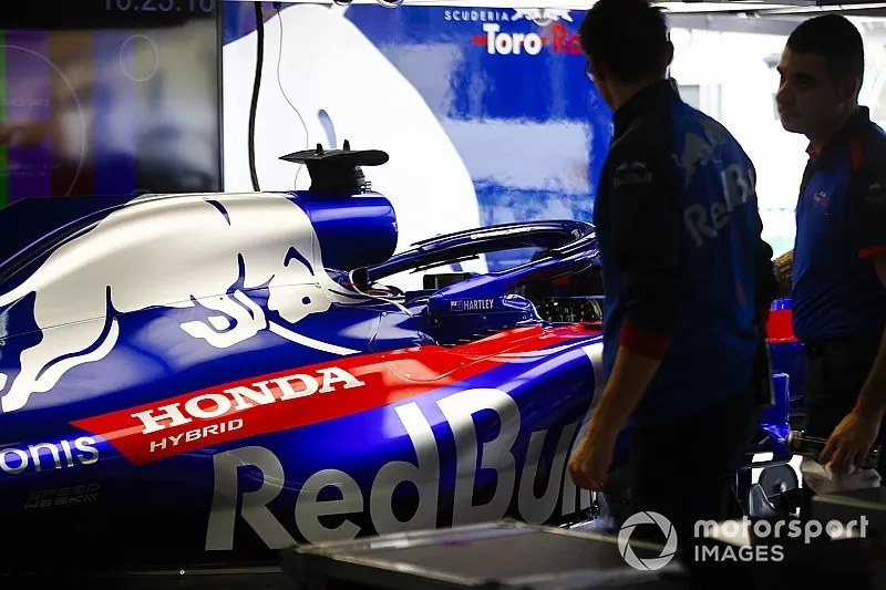 Los mec&aacute;nicos de Toro Rosso Honda trabajan en el garaje junto al Brendon Hartley Toro Rosso STR13