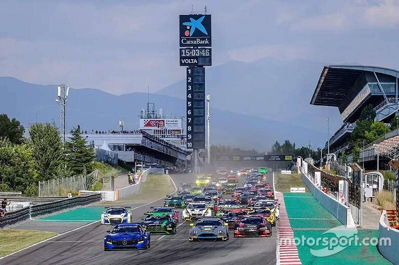 Start: #4 Black Falcon Mercedes-AMG GT3: Maro Engel, Yelmer Buurmann, Luca Stolz leads