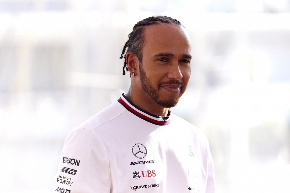 Hamilton regresó a la fábrica de Mercedes para conocer el F1 2022