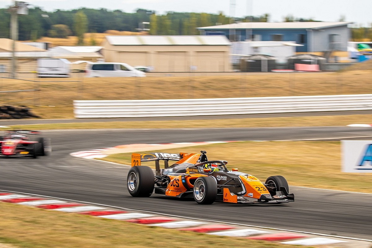 Macrow victorioso en la Carrera 3, problemas para Golding