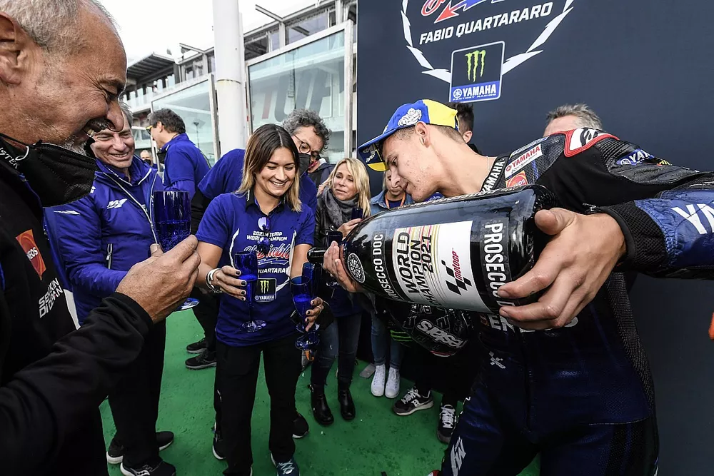 Le Champion du monde Fabio Quartararo, Yamaha Factory Racing sert du Champagne aux membres de son équipe