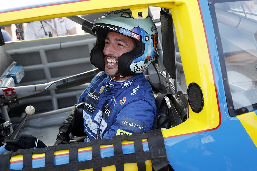 リカルド、ご褒美のNASCARドライブに笑顔満開。アーンハートJr.のコメントに「泣きそうに……」