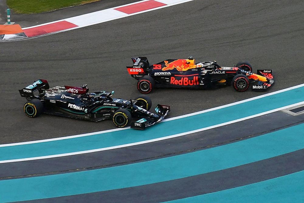 Max Verstappen, Red Bull Racing RB16B, se bat avec Lewis Hamilton, Mercedes W12