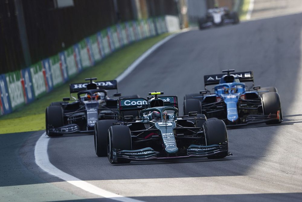 Alonso: Jobb úgy csatázni Vettellel, hogy nincs 7-8 tizeddel gyorsabb autója