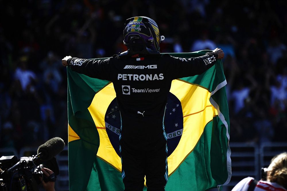 Ganador Lewis Hamilton, Mercedes, celebra en Parc Ferme