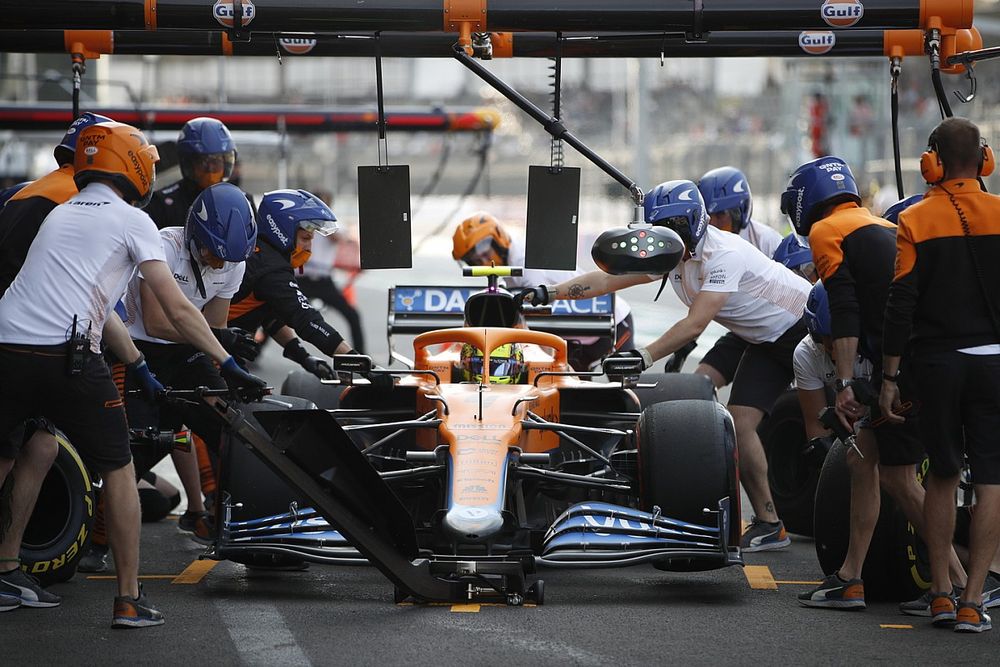 Lando Norris, McLaren MCL35M, in the pits