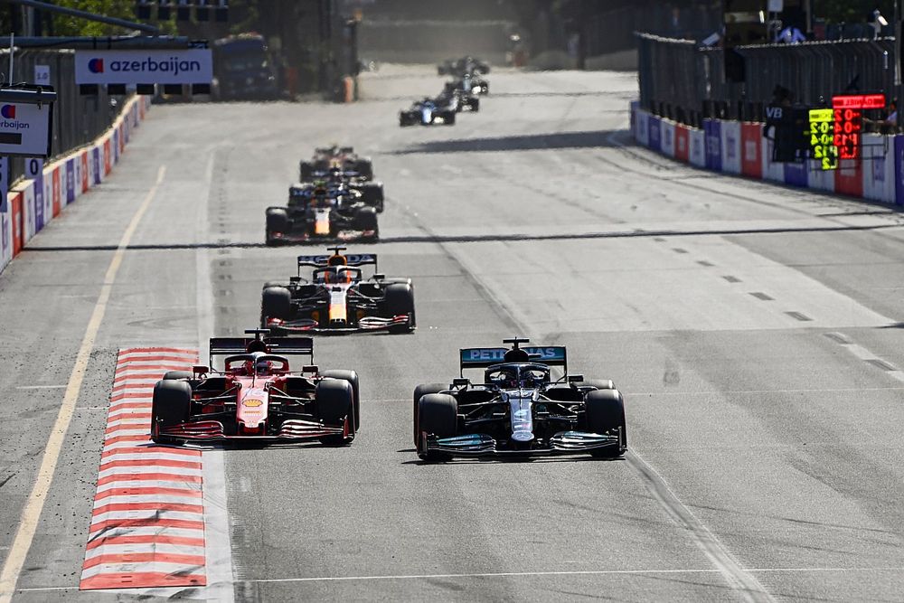Leclerc doublé par Hamilton après avoir évité une branche