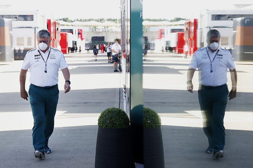 Szafnauer: F1 teams can’t be run by “two Popes”