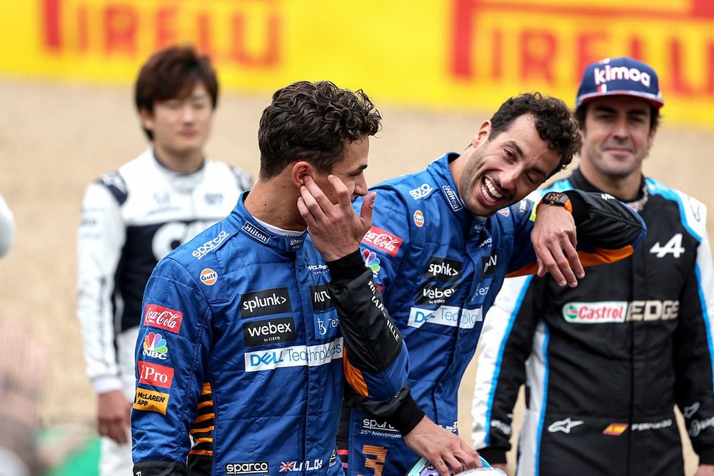 Lando Norris, McLaren y Daniel Ricciardo, McLaren antes de la presentación del coche de Fórmula 1 de 2022