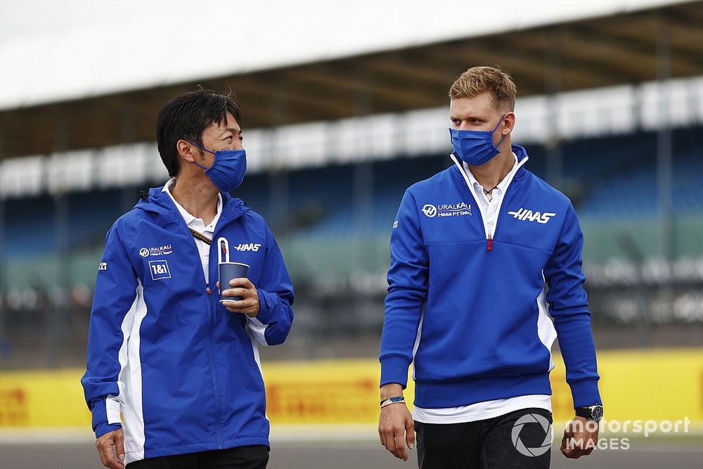 Mick Schumacher, Haas F1, and Komatsu Ayao, Haas Chief Race Engineer