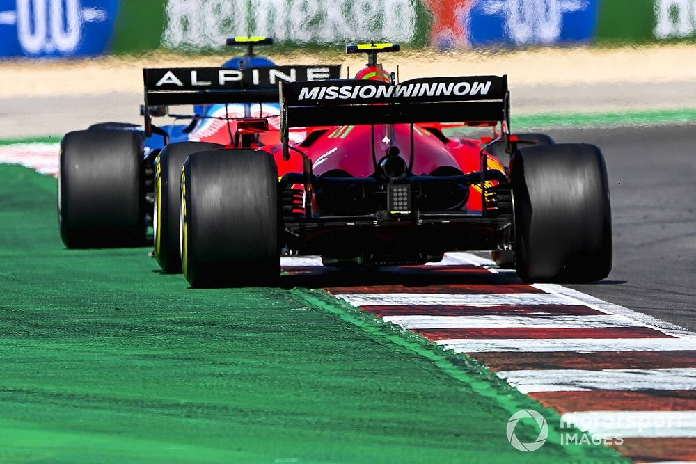 Esteban Ocon, Alpine A521, Carlos Sainz Jr., Ferrari SF21