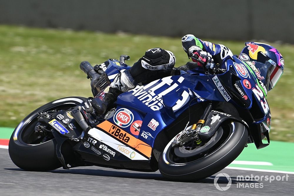 Гонщик MotoGP въехал в соперника еще до старта. Все из-за подушки безопасности