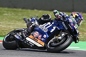 Гонщик MotoGP въехал в соперника еще до старта. Все из-за подушки безопасности