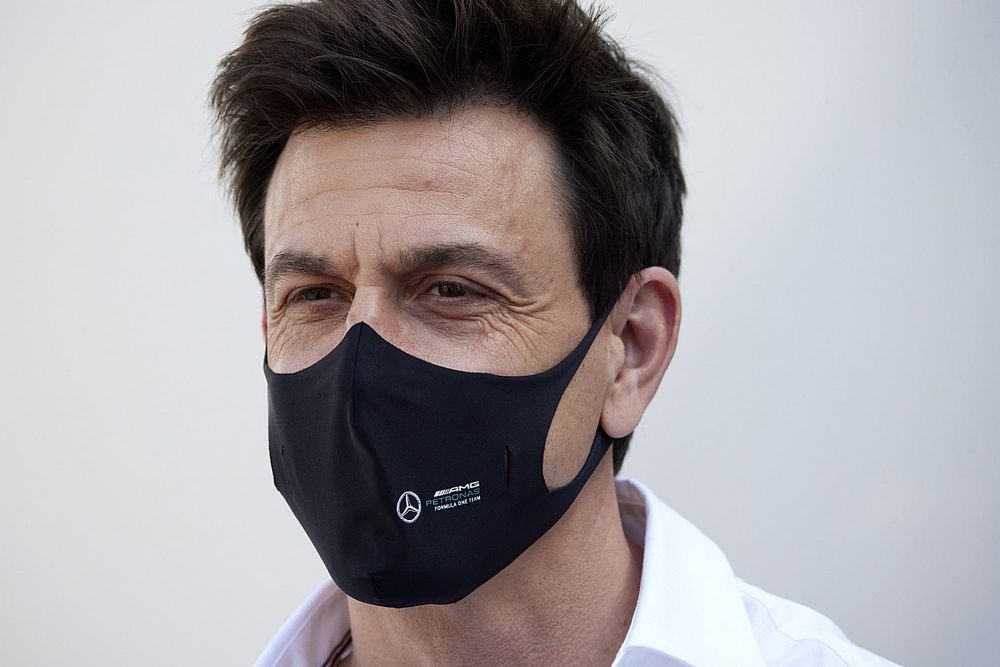 Wolff: Delaying 2022 driver choice until winter was "wind-up"