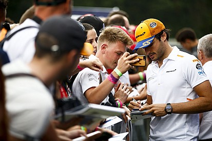 Carlos Sainz a kulisszák mögött a McLarennél: evés, alvás, edzés... (videó)