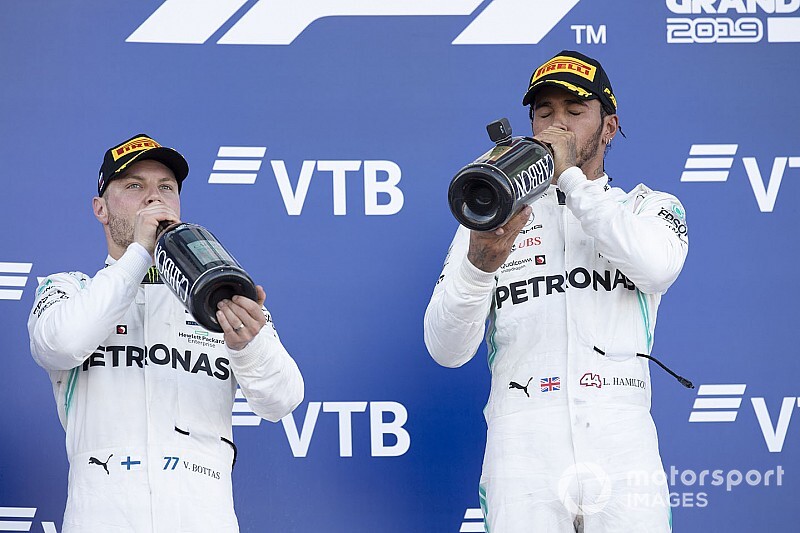 Após triunfo na Rússia, Hamilton exalta Mercedes: "Nunca desista"
