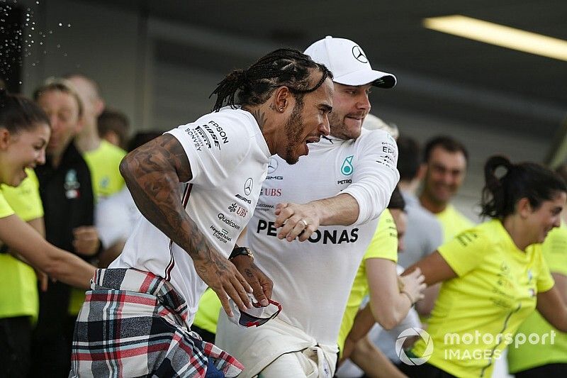 Hamilton boldogságában még a matrjoska babát is átölelte