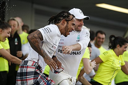 Hamilton boldogságában még a matrjoska babát is átölelte