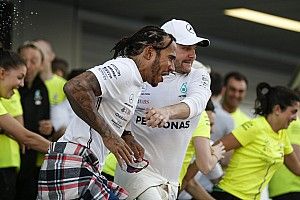 Hamilton boldogságában még a matrjoska babát is átölelte
