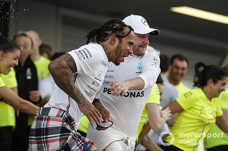 Hamilton boldogságában még a matrjoska babát is átölelte