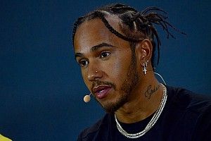 GALERIA: Hamilton chega 'causando' com visual ousado em Singapura, confira