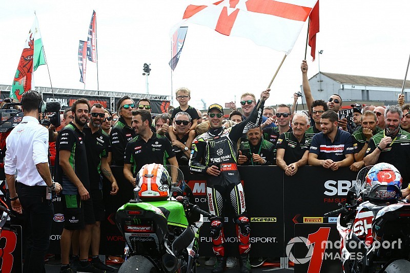 Fotogallery SBK: Jonathan Rea conquista Donington e la testa della classifica