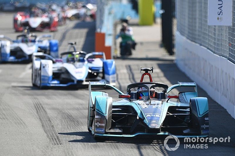 Mitch Evans, Panasonic Jaguar Racing, Jaguar I-Type 3leads Antonio Felix da Costa, BMW I Andretti Motorsports, BMW iFE.18 