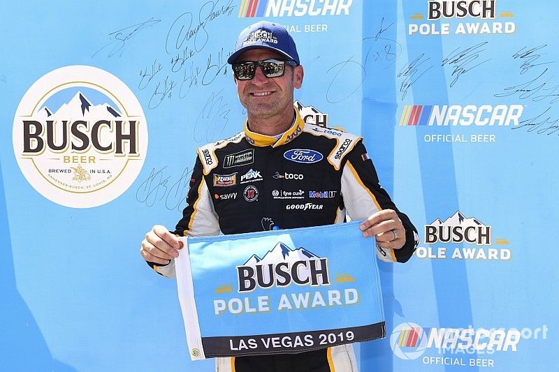 Ganador de la pole Clint Bowyer, Stewart-Haas Racing, Ford Mustang