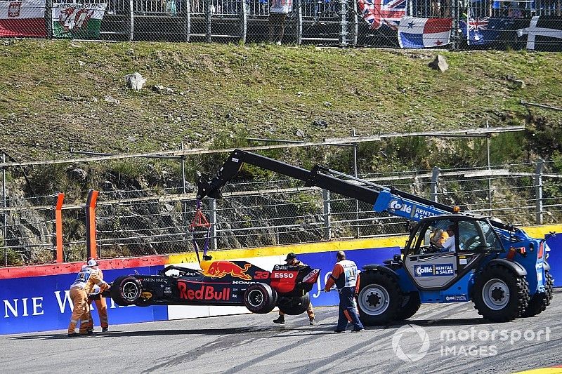 Wagen van Max Verstappen Red Bull Racing RB15 na crash