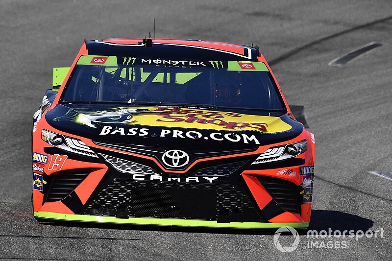 Truex cruises to Stage 1 win at Richmond
