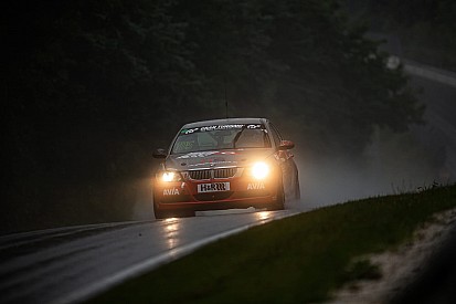 VLN 6: Kaya galibiyet, Aşarı beşincilik ile Nürburgring'den döndü