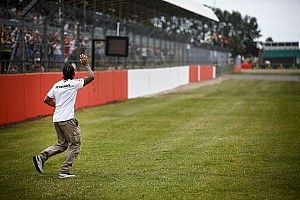 Ekkora sztár Hamilton Silverstone-ban: videó