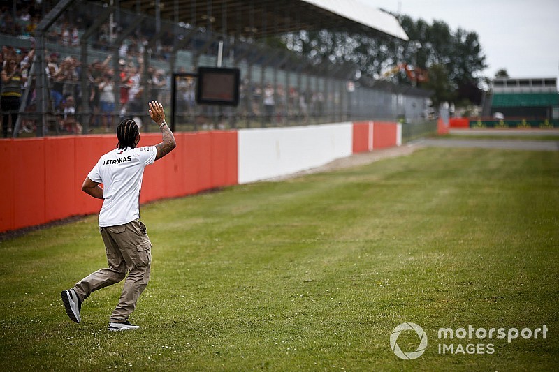Ekkora sztár Hamilton Silverstone-ban: videó