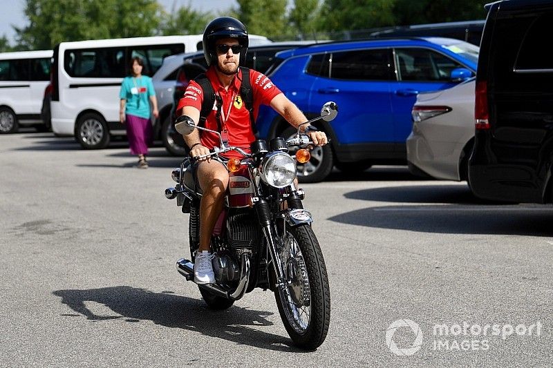 Бассейн, мотоциклы чемпионов и извинения от Mercedes. Будни паддока с Олегом Карповым