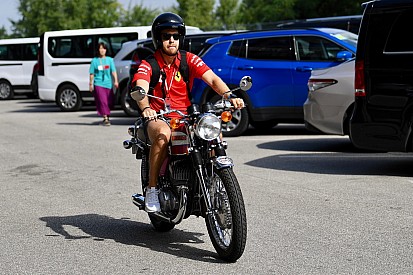 Бассейн, мотоциклы чемпионов и извинения от Mercedes. Будни паддока с Олегом Карповым