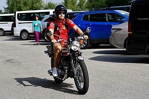 Бассейн, мотоциклы чемпионов и извинения от Mercedes. Будни паддока с Олегом Карповым