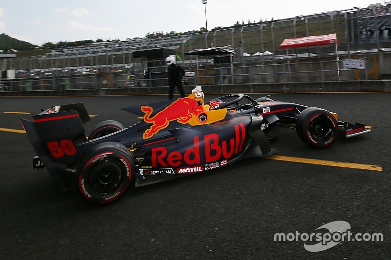 A Red Bull elengedte egyik fiatalja kezét