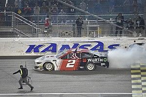 Kansas-Triumph für Keselowski - Bowman verpasst ersten Sieg knapp
