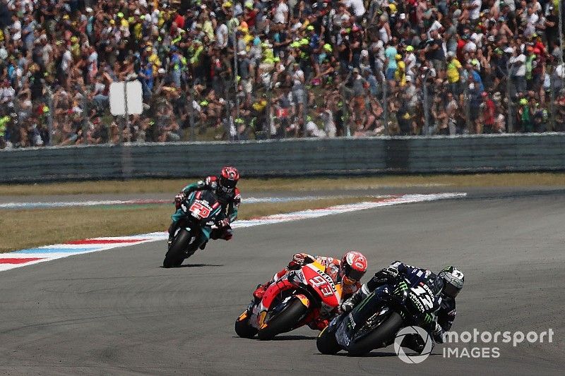 Viñales resurge en Assen y se impone a Márquez en un explosivo pulso