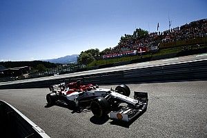 Videón, ahogy Räikkönen bemutat Hamiltonnak