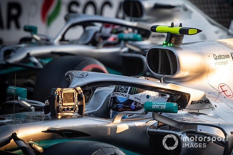 Valtteri Bottas, Mercedes AMG W10, y Lewis Hamilton, Mercedes AMG F1 W10, llegan a la parrilla después de la calificación