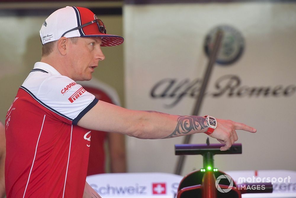 Kimi Raikkonen, Alfa Romeo Racing talks to engineers 