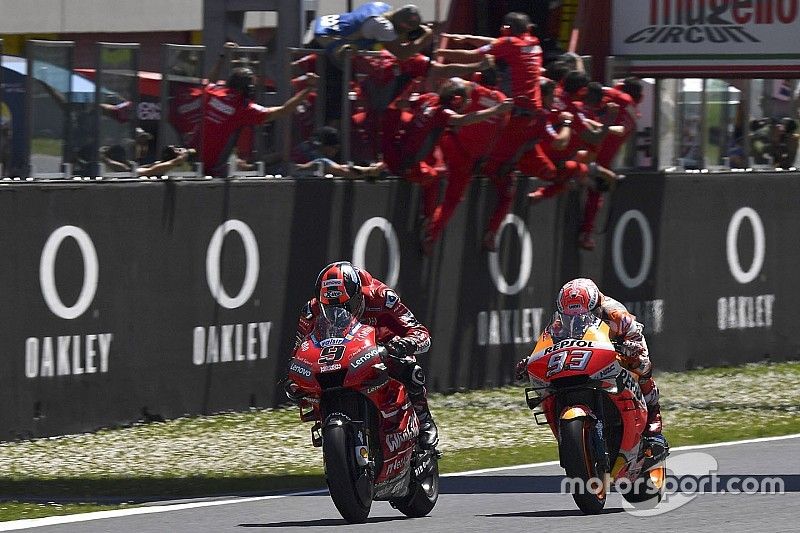 Ganador de la carrera Danilo Petrucci, Ducati Team, 2º Marc Marquez, Repsol Honda Team