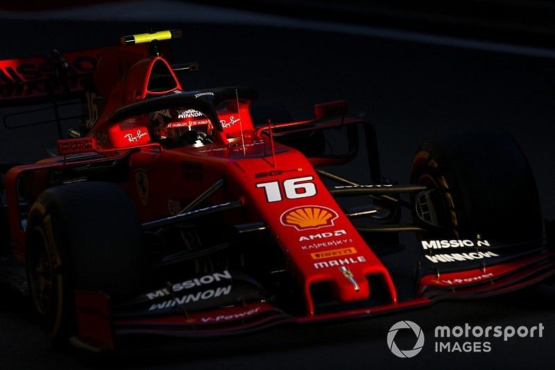 Leclerc manda en un 1-2 de Ferrari en la práctica dos de Bakú