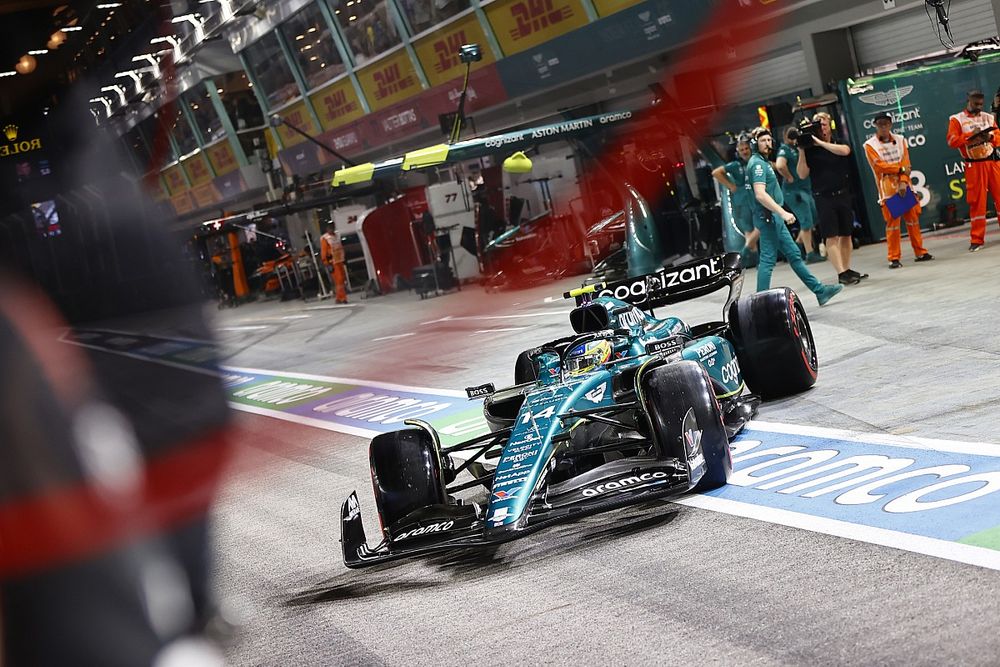 Fernando Alonso, Aston Martin AMR23, sale del garaje